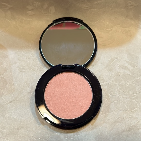 Estée Lauder bundle: Travel size loose powder, limited edition illuminater + bag - Picture 7 of 8